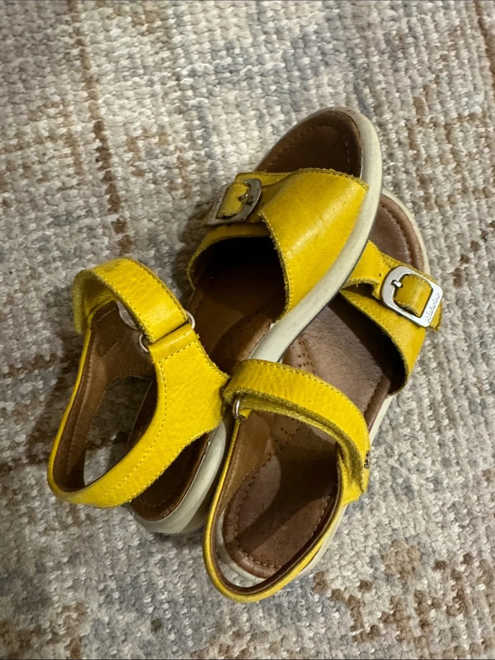 Naturino yellow leather